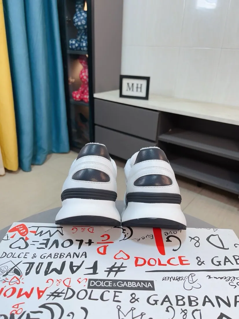 Men's shoes 💰500🌹🌹"Dolce & Gabbana DG" original imported first-layer cowhide ➕ sheepskin lining, light on the foot, comfortable, versatile, original special outsole 🔥favored by trendy men, welcome to compare quality 🔥exquisite luxury, super A level! Compared with the genuine product at the counter, the version is no worse at all! Code number 38-46